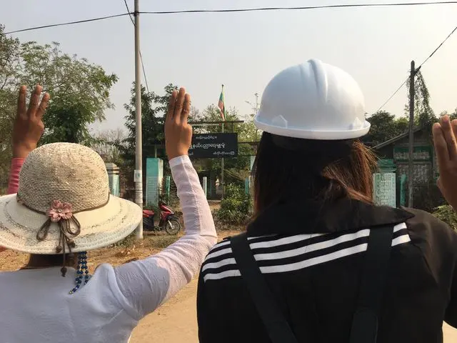 ကျွန်းလှမြို့မှာ သင်တန်းတက်နေတဲ့မူ၊လယ်၊ထက်ကျောင်းအုပ်တွေကို ဆန္ဒပြ