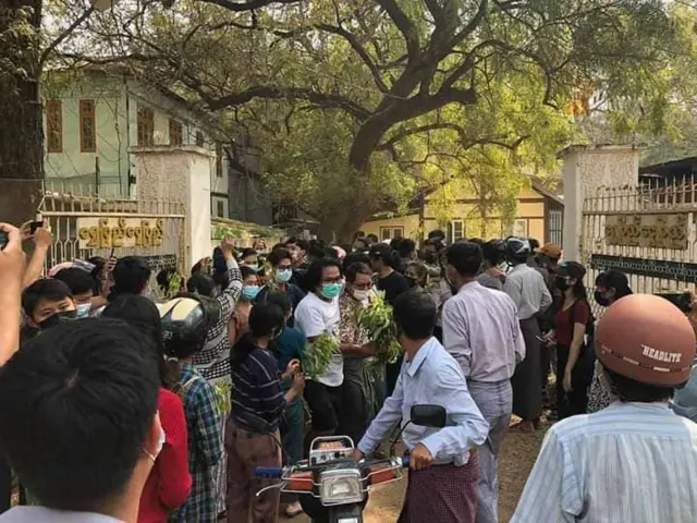 ရာဇသတ်ကြီး ပုဒ်မ ၅၀၅ က နဲ့တရားစွဲခံခဲ့ရပေမဲ့ အမှုရုတ်သိမ်းလို့ မုံရွာအကျဉ်းထောင်ကနေ ပြန်လွတ်လာကြသူတွေ
