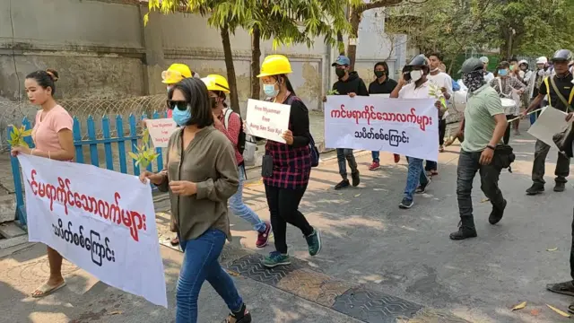 မန္တလေးမြို့က ကင်မရာကိုင်သောလက်များ  သပိတ်စစ်ကြောင်း ချီတက်နေစဉ်