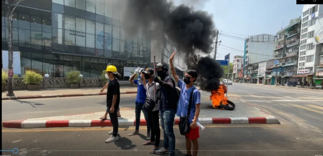 တာမွေ အဝိုင်းထိပ်  မတ်လ ၁၈ ရက် အာဏာသိမ်းစစ်ကောင်စီ ဆန့်ကျင်ဆန္ဒပြသူမျာ