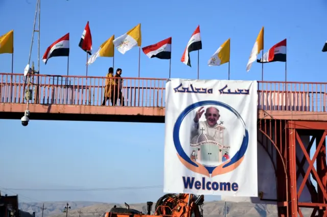 پلاکارد خوش آمد به پاپ در شهر  قراقوش در نزدیکی موصل