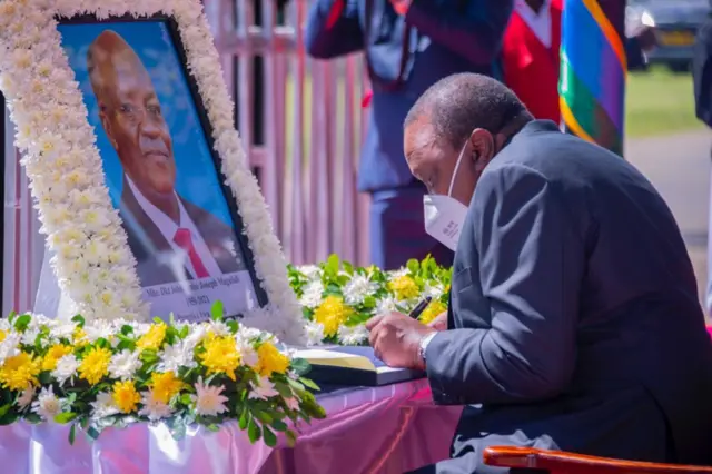 Rais Uhuru Kenyatta akisaini kitabu cha wageni