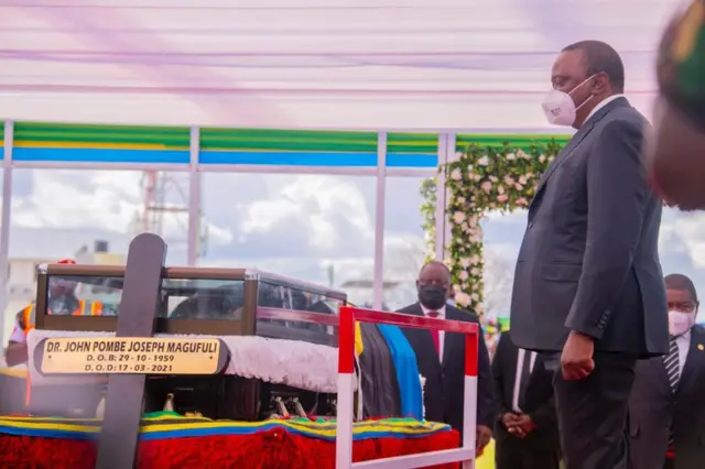 Rais wa Kenya Uhuru Kenyatta akiaga mwili wa Hayati Magufuli