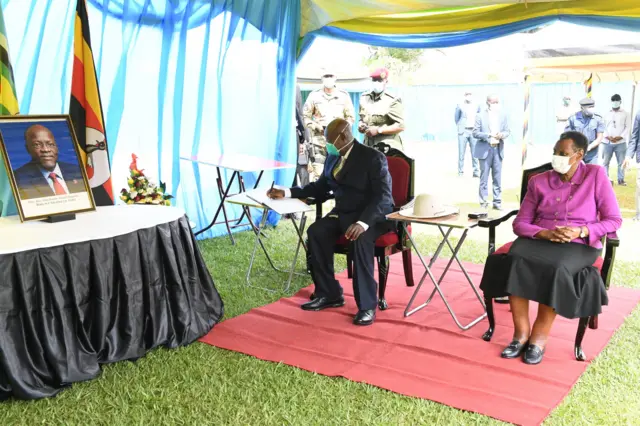 Rais Yoweri Museveni akiwa na mkewe mama Janet Museveni