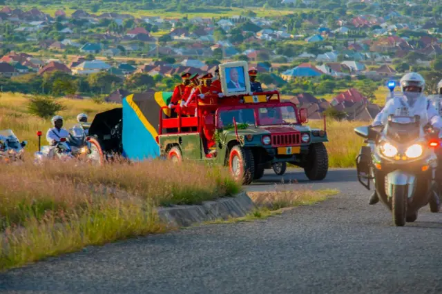 Msafara ukielekea Uwanja wa Ndege Dodoma kwa ajili ya safari ya Zanzibar