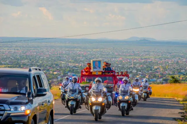 Msafara ukielekea Uwanja wa Ndege Dodoma kwa ajili ya safari ya Zanzibar