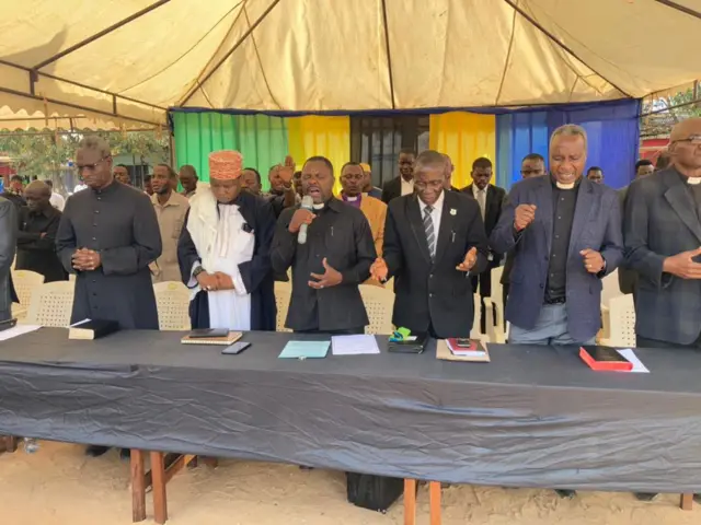 Viongozi wa dini wakisali