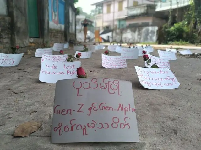ပုသိမ်မှာ နှင်းဆီပန်းနဲ့လူမဲ့သပိတ် ပြုလုပ်