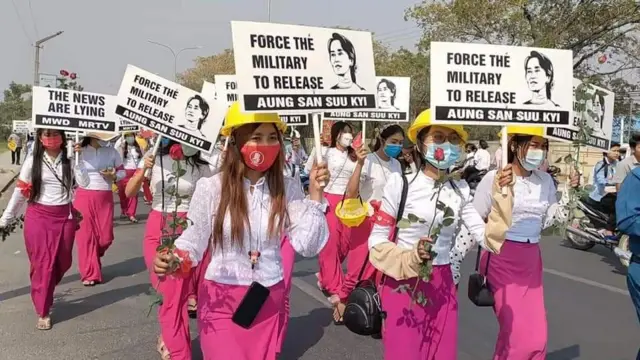 တူညီဝတ်စုံနဲ့ ဆန္ဒပြနေကြတဲ့ မန္တလေးသူတွေ