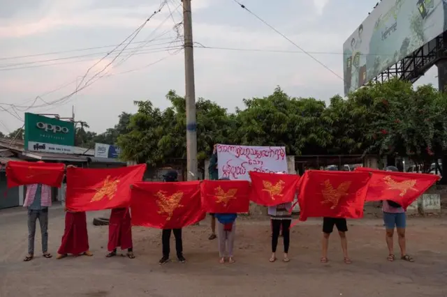 မော်လမြိုင်က မွန်လူငယ်တစ်ချို့ရဲ့ မတ်လ ၂၃ ရက် ဆန္ဒပြပွဲမှာ အမျိုးသားတန်းတူညီညွတ်ရေးကိုလည်း တောင်းဆို