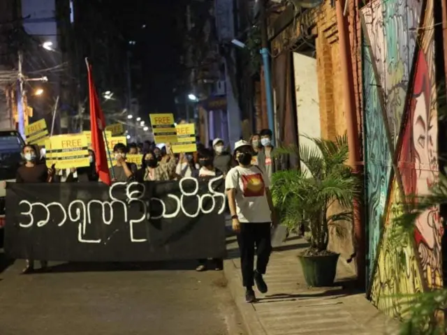 ရန်ကုန်မြို့ ကျောက်တံတားမြို့နယ်ထဲက လူငယ်တွေ ပြုလုပ်ခဲ့တဲ့ အရုဏ်ဦးသပိတ်