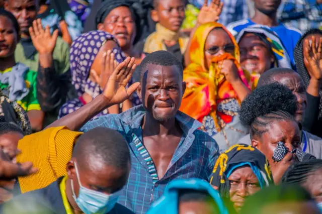 Maelfu ya raia walisimama kando ya barabara kuuaga mwili wa John Pombe Magufuli