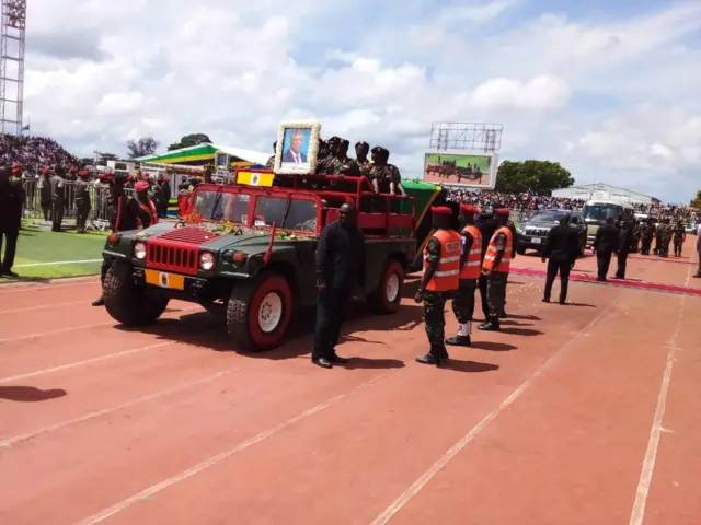 Mwili wa Hayati Magufuli uwanjani