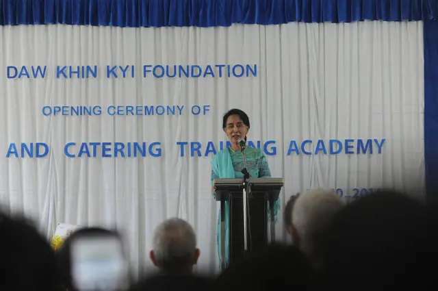 ဒေါ်ခင်ကြည်ဖောင်ဒေးရှင်းသင်တန်းကျောင်းဖွင့်ပွဲမှာတွေ့ရတဲ့ ဒေါ်အောင်ဆန်းစုကြည်