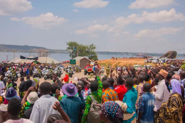 Raia waliofika kuuaga mwili wa Hayati magufuli wakipunga mkono