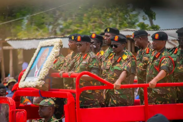Wanajeshi wakiwa kwenye gari lililobeba mwili wa Hayati Magufuli