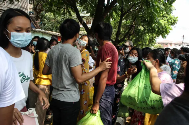 တာမွေရဲစခန်းကနေ ဆန္ဒပြလူငယ်တွေ ပြန်လွတ်လာ