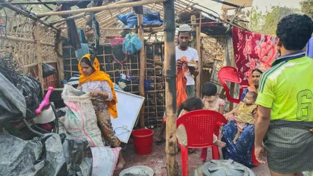 ဒုက္ခသည်တွေအတွက် ခိုလှုံရာလို့ဆိုနိုင်တဲ့တဲတွေကို ဝါး၊ သစ် တမျိုးမျိုးနဲ့ဆောက်ထားကြတာပါ