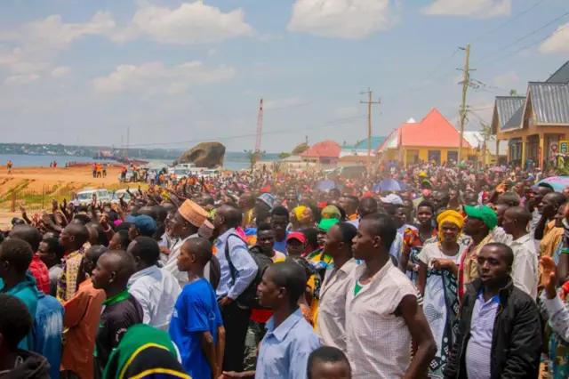 Watanzania wamejitokeza kwa wingi kumuaga mpendwa wao