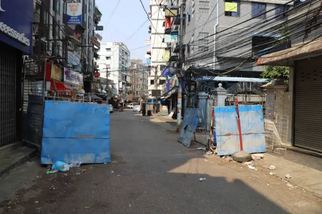 လှုပ်လှုပ်ရှားရှားလှည်းတန်းတစ်ဝိုက် အသံတိတ်သပိတ်ပါဝင်နေ