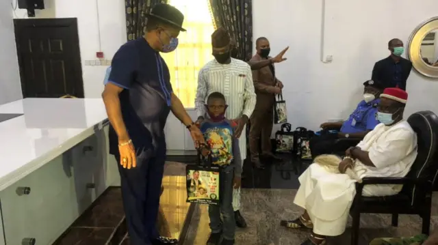Gọvanọ Obiano na ezinaụlọ ndị uweojii e gburu