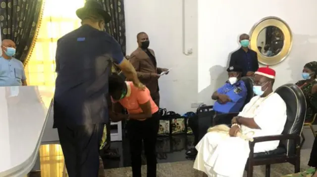 Gọvanọ Obiano na ezinaụlọ ndị uweojii e gburu