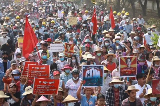 လူထောင်ချီပါတဲ့ရေဦးက ဆန္ဒပြပွဲ