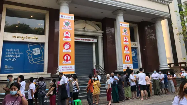 ပြီးခဲ့တဲ့ရက်ပိုင်းက ပြန်ဖွင့်တဲ့ ဘဏ်ရှေ့မှာ လူများတန်းစီနေကြစဥ်