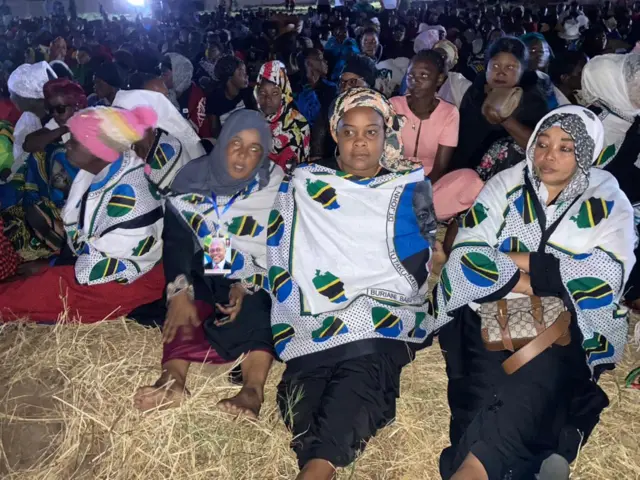 Khanga za Magufuli zimepata umaarufu mkubwa miongoni mwa waombolezaji