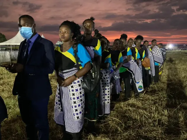 Wakaazi wa Chato wakipanga foleni kuingia katika uwanja ambao jeneza la Magufuli litakuwepo ilii kuuagwa mwili wake kwa mara ya mwisho.