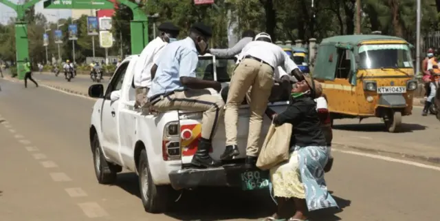 Maafisa wakimburuza mfanyabiashara barabarani
