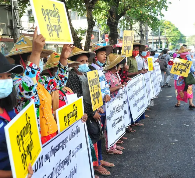 ရုံးမတက်ဘဲ ရုန်းထွက်ကြဖို့ တောင်းဆိုနေတဲ့ လူထုရဲ့ CDM လှုပ်ရှားမှု