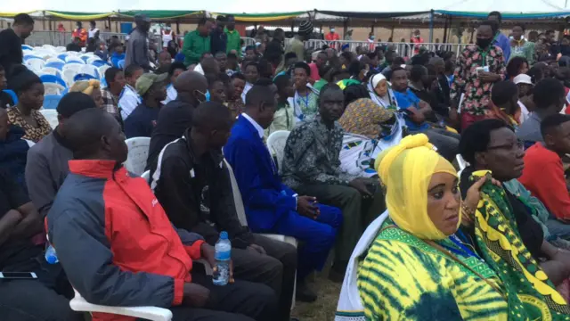 Wakazi wa Chato wamejitokeza mapema asubuhi uwanja wa Magufuli