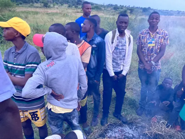 Wengine walikuwa wakiota moto ili kuhimili baridi ya asubuhi