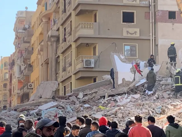 السكان يتفقدون المبنى بعد انهياره