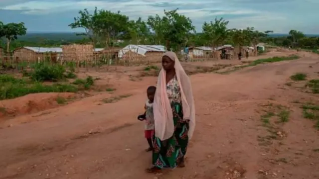 Kumanaan qof ayaa ka qaxay waqooyiga Mozambique tan iyo markii maleeshiyaadka ay weerarada ka bilaabeen halkaas