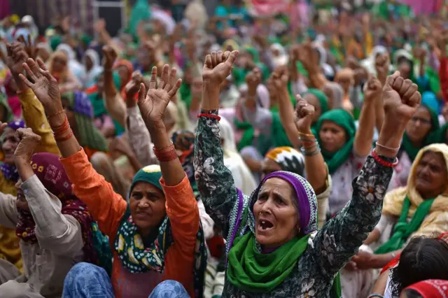 होली पर किसान कृषि क़ानूनों की प्रतियां जलाएंगे, रंग की जगह मिट्टी का टीका लगाएंगे