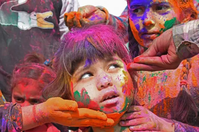 होली मनाने पर कई राज्यों ने लगाई रोक