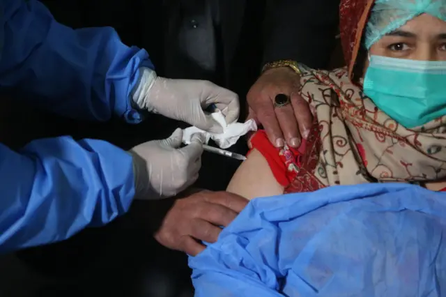 پاکستان میں کورونا کی ’تیسری لہر‘ کے دوران ریکارڈ یومیہ اموات