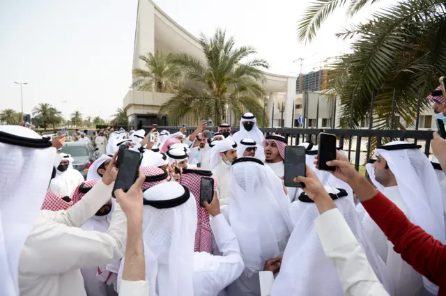 وقفة احتجاجية من عدد كبير من النواب
