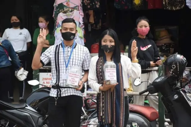 အိန္ဒိယနိုင်ငံ မီဇိုရမ်ပြည်နယ် အိုက်ဇောလ်မြို့မှာ  CDMအတွက် အလှူခံနေကြစဥ်