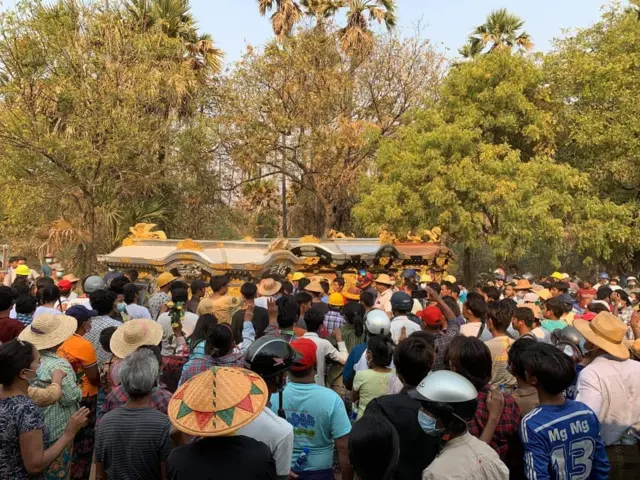 ဆားကျင်း သုသာန်မှာ နာရေး လာပို့ကြသူတွေကို တွေ့ရစဉ်