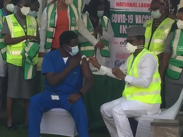 Dkt. Cyprian Nyong ka ọ na-anata ọgwụ mgbochi coronavirus na Naịjirịa.