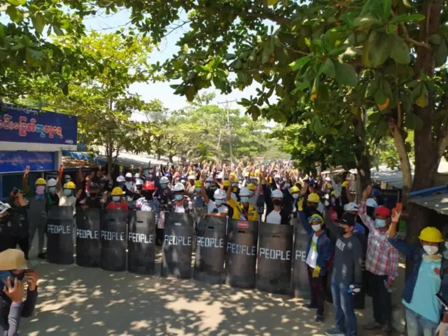 ‌ရွှေပြည်သာ စစ်ဆန့်ကျင်ရေး ဆန္ဒပြသူများ