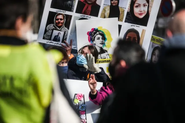 عکس زنان زندانی در ایران در تظاهرات روز جهانی زن در پاریس