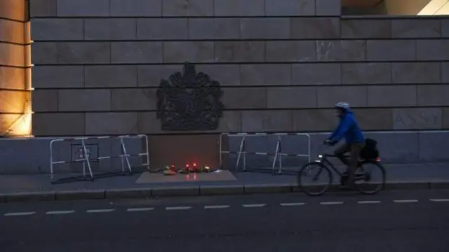Shumac ayaa laga shiday afaafka hore ee saafaradda Britain ay ku leedahay magaalada Berlin ee dalka Jarmalka