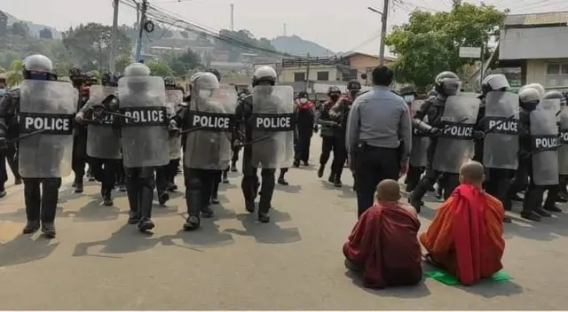 မိုးကုတ်ရေပူဆရာတော်အပါအဝင် လူ ၃၀ ထက်မနည်း ထောင်ဒဏ်ချမှတ်ခံရ