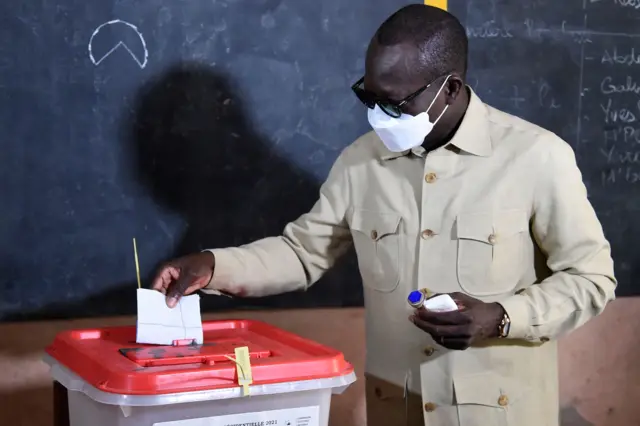 Shugaba Talon ya kaɗa ƙuri'arsa a mazabarsa ta Zongo Ehuzu a Kwatano