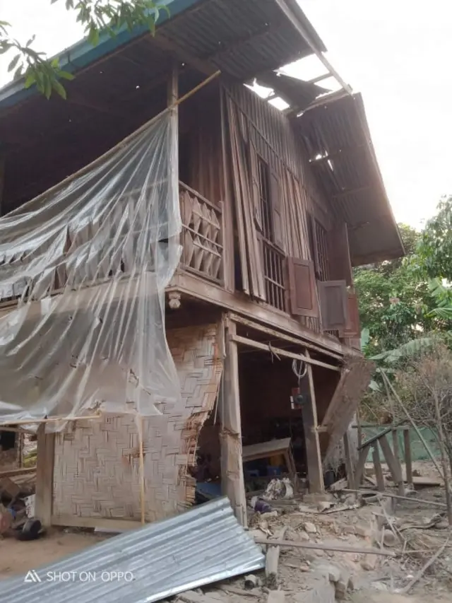 တိုက်ပွဲကြောင့် လက်နက်ထိမှန်ပြီး ပျက်စီးသွားသည့် မြို့သစ်က နေအိမ်တစ်လုံး