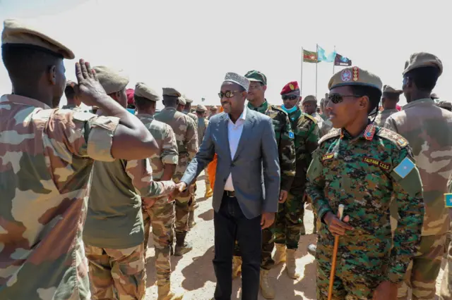 Ra'iisul Wasaaraha waxaa safarka uu ku tegay Awdhiigle ku wehlinayaa taliyaha militeriga Soomaaliya
